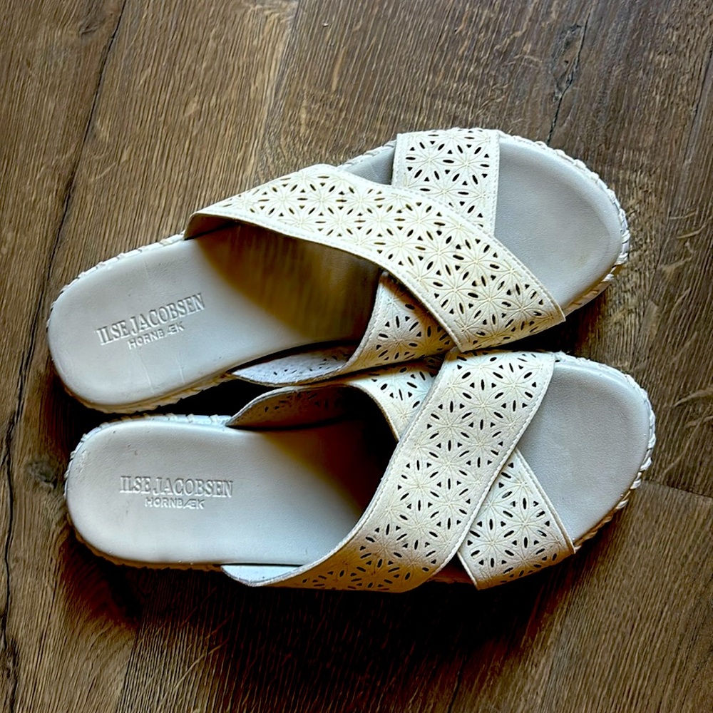 Purchased from Nordstrom. Size 39 or 8-8.5.  Fits more like an 8.
